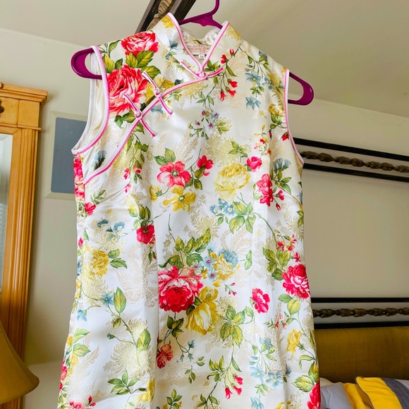 Classy Satin Kimono Dress/Hong Kong! - Picture 2 of 6